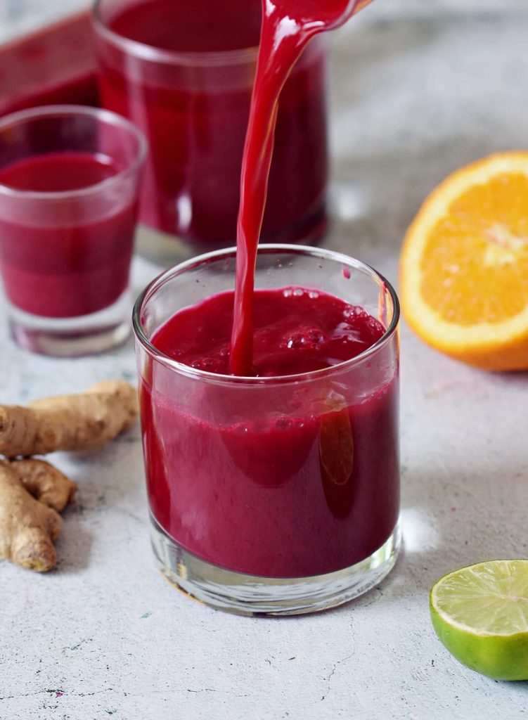 glasses-filled-with-beetroot-juice-and-2-pices-of-orange-and-ginger
